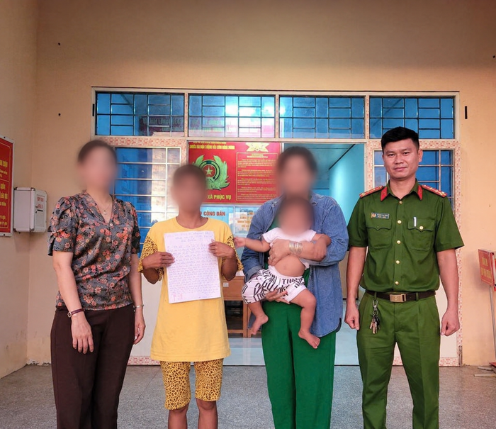 Công an bàn giao bé gái cho gia đình. Ảnh: UBND xã Vĩnh Xương