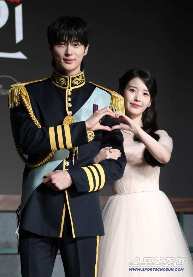 Byeon Woo Seok và Iu hợp tác trong dự án gần đây. (Ảnh Sports Chosun)
