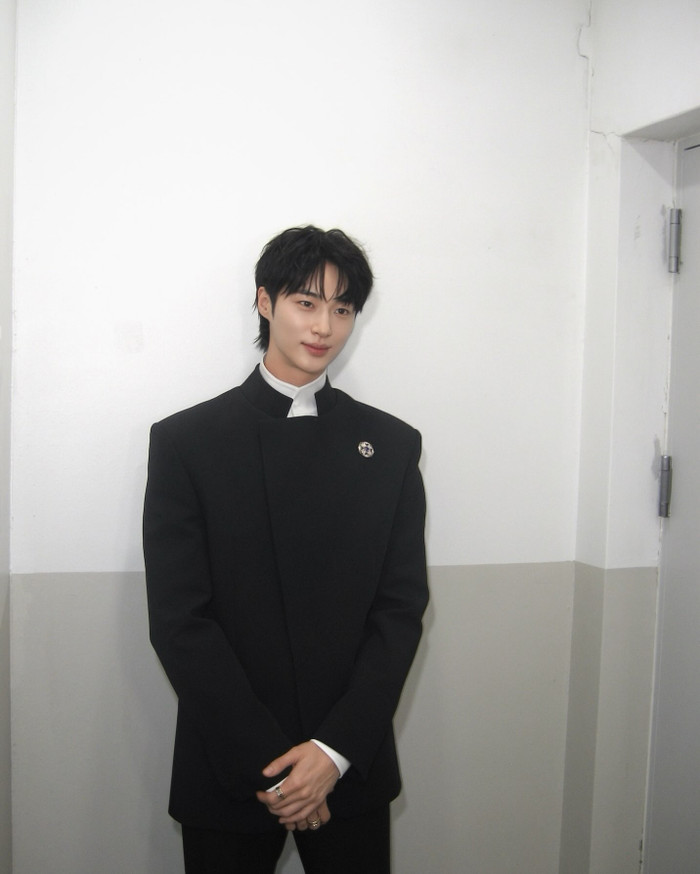 Byeon Woo Seok được nhiều đồng nghiệp và khán giả ủng hộ trong khi đang quay phim mới.