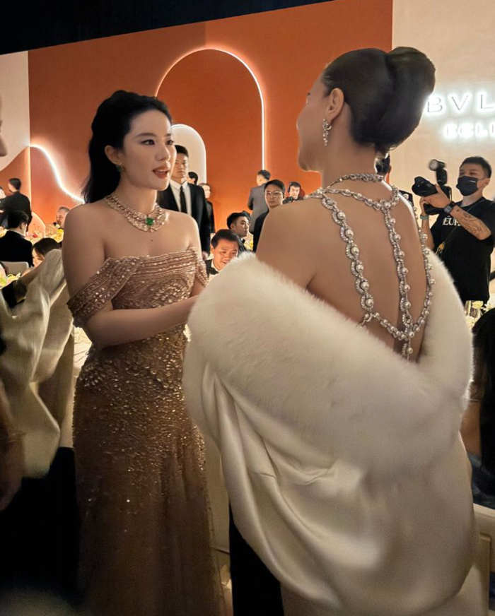 Lưu Diệc Phi và Hồ Ngọc Hà chào hỏi, trò chuyện tại bữa tiệc.