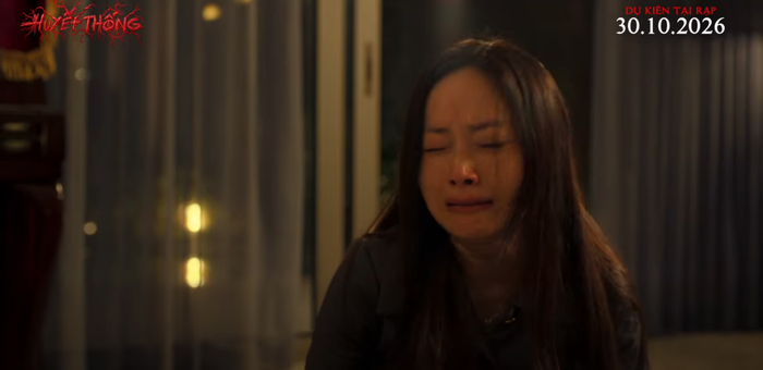 Lan Phương bất lực bật khóc giữa căn nhà lạnh lẽo.