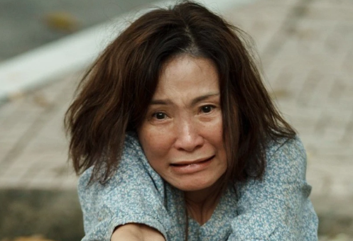 Hồng Đào ghi dấu với vai người mẹ mắc Alzheimer trong Mang Mẹ Đi Bỏ.