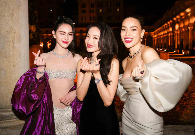 Thư Kỳ thoải mái chia sẻ hình ảnh cùng các nữ minh tinh 'nước bạn'.