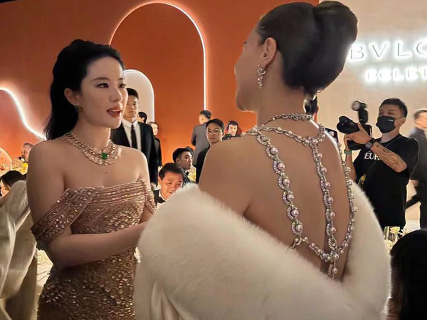 Lưu Diệc Phi cùng Hà Hồ trò chuyện tại sự kiện của Bvlgari.
