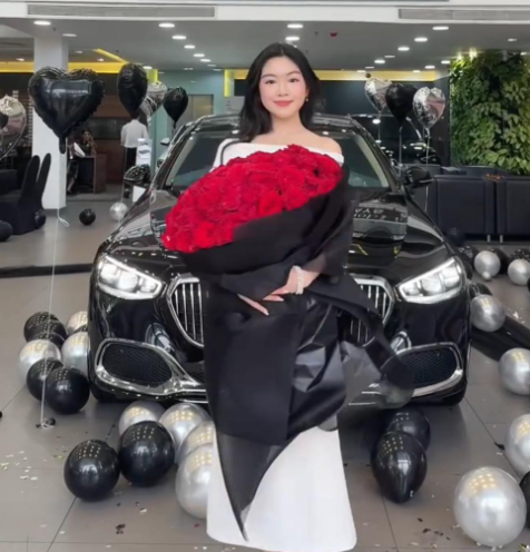 Lọ Lem từng gây chú ý khi tậu xe Mẹc giá 7 tỷ đồng.