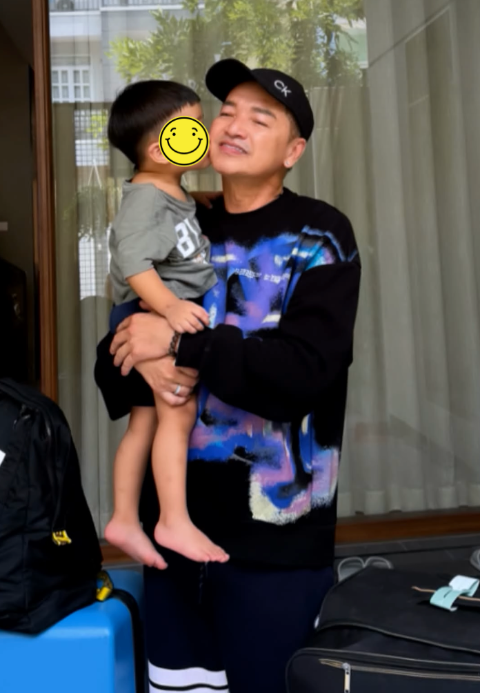 Quang Minh đăng tải hình ảnh bên con trai.