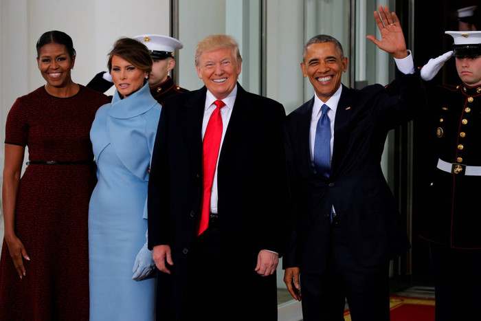 Tổng thống Mỹ lúc bấy giờ Barack Obama và Đệ nhất phu nhân Michelle Obama tiếp đón Tổng thống đắc cử Donald Trump và vợ, Melania, trong buổi tiệc trà trước lễ nhậm chức tại Nhà Trắng ở Washington vào ngày 20 tháng 1 năm 2017. | REUTERS.