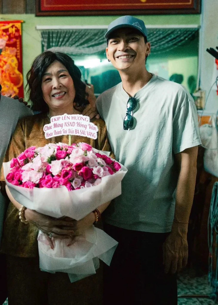 NSND Hồng Vân nhận được nhiều tình cảm từ khán giả với vai diễn trong Lên Hương của đạo diễn Khương Ngọc.