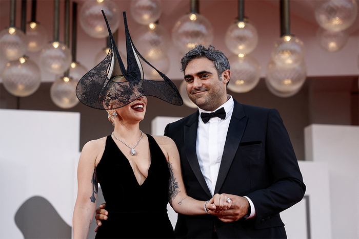 Lady Gaga từng thừa nhận bản thân cũng phải đấu tranh với suy nghĩ làm thế nào để cân bằng thiên chức làm mẹ với cuộc sống và sự nghiệp.