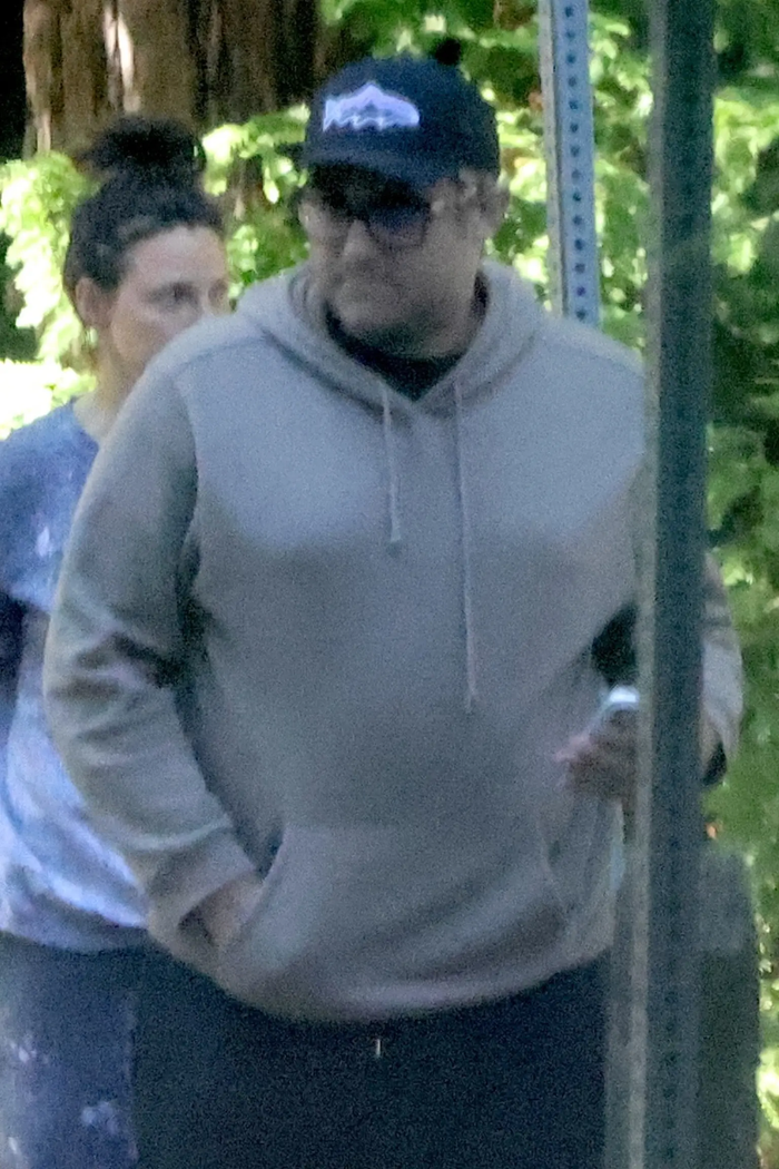 Michael Polansky đồng hành cùng hôn thê với quần short, áo hoodie, mũ bóng chày và dép xỏ ngón.