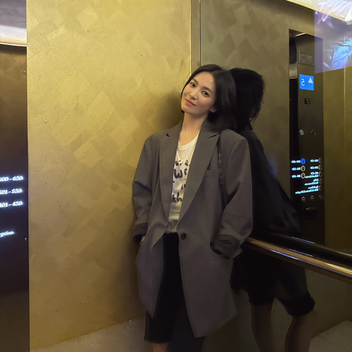 Hình ảnh đời thường nhưng vẫn vô cùng cuốn hút của Song Hye Kyo trong chuyến đi đến Pháp.