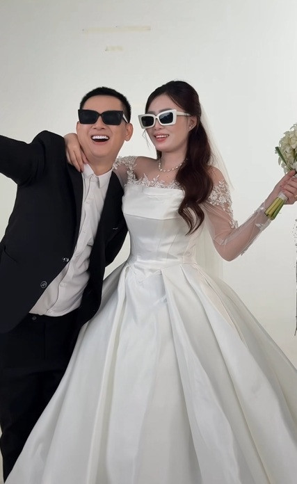 Hoài Lâm hạnh phúc khi chụp ảnh bên một cô gái. (Ảnh: FB Tuyết Minh)