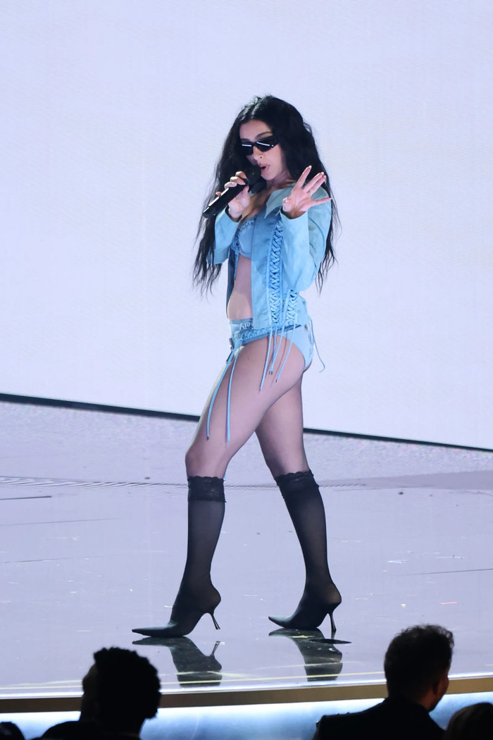 Charli XCX lên tiếng trước làn sóng chỉ trích Ảnh 2