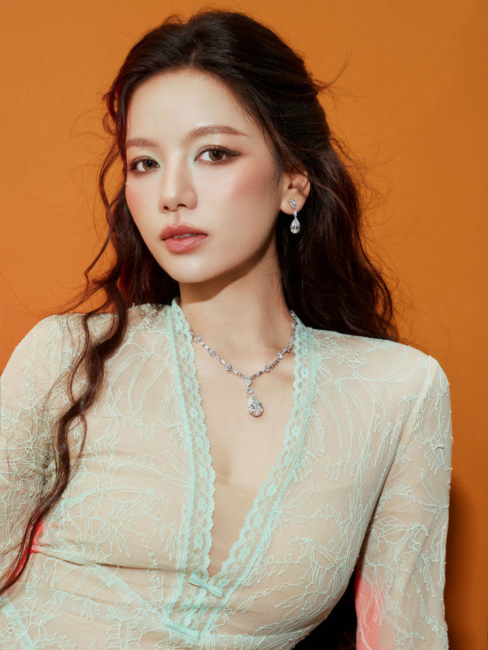Từ O Hồng dịu dàng của Mưa Đỏ đến Kim Ánh cá tính trong Lên Hương, Lê Hạ Anh đang tìm cách nối dài bước ngoặt sự nghiệp bằng những hình tượng khác biệt.