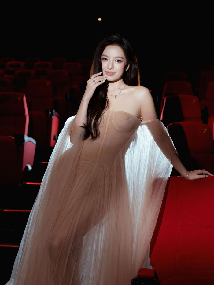 Sau dấu ấn O Hồng trong Mưa Đỏ, Lê Hạ Anh trở lại màn ảnh rộng với vai Kim Ánh trong Lên Hương, bộ phim có màn khởi đầu tích cực tại phòng vé.