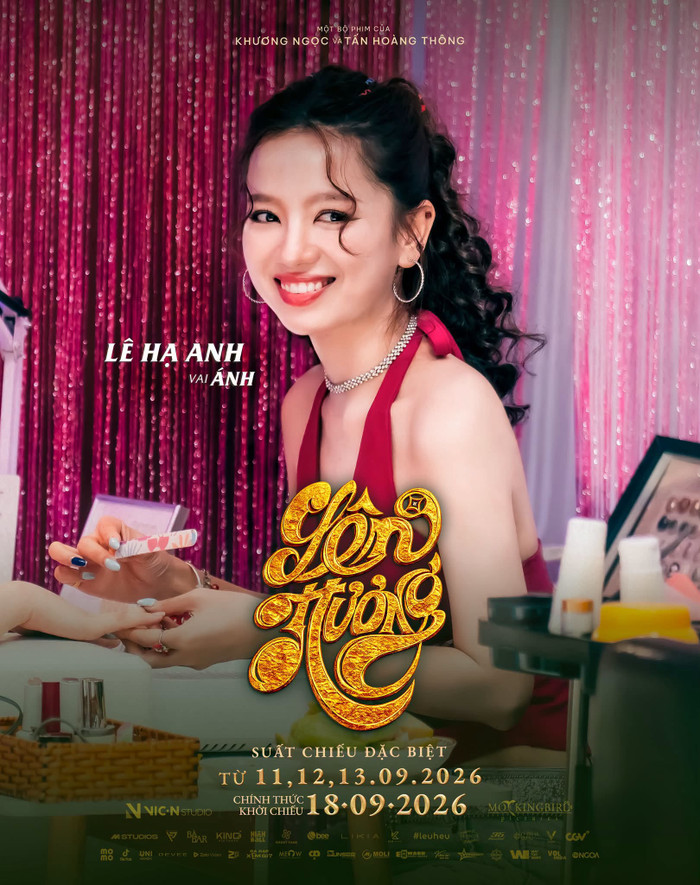 Lên Hương đưa Lê Hạ Anh vào một thế giới khác biệt với Mưa Đỏ khi kết hợp câu chuyện gia đình, nghề mai táng và màu sắc hài đen.