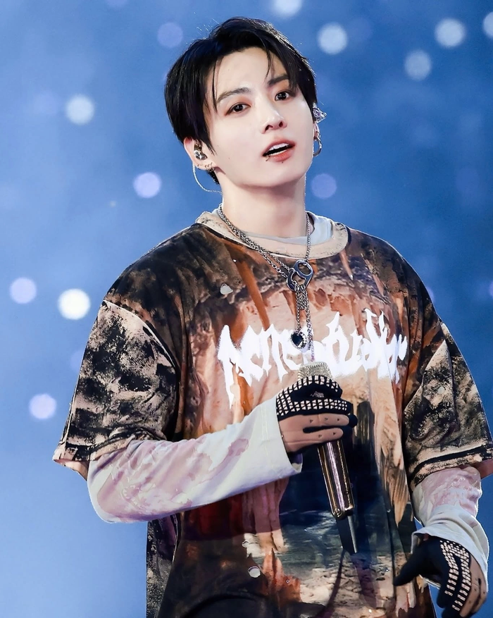 Hành động của Jungkook tạo nên khoảnh khắc tương tác đáng yêu giữa tiền bối và hậu bối trong làng nhạc Kpop.