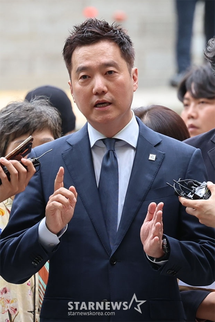 Kim Se Eui hiện bị truy tố và tạm giam với cáo buộc phát tán thông tin sai sự thật liên quan đến nam diễn viên Kim Soo Hyun.