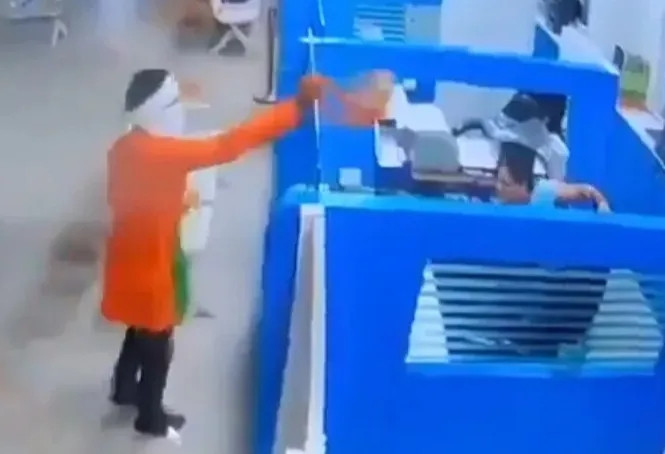 Tên cướp ngân hàng ném bột ớt vào nhân viên, lấy 100 triệu tiền mặt rồi bỏ chạy Ảnh 2