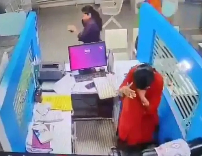 Tên cướp ngân hàng ném bột ớt vào nhân viên, lấy 100 triệu tiền mặt rồi bỏ chạy Ảnh 4
