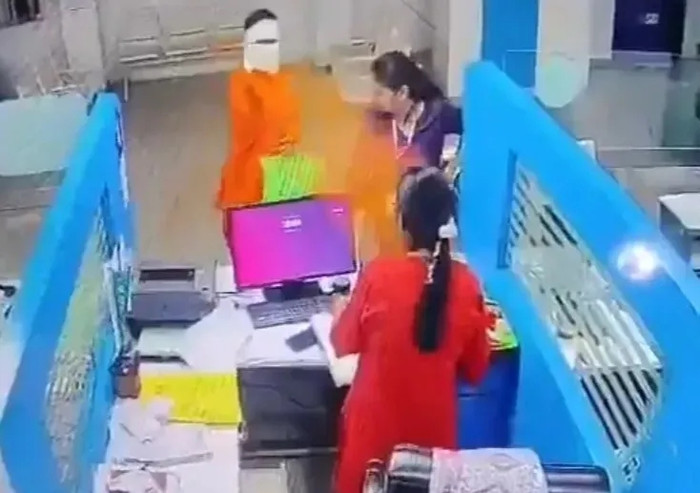 Tên cướp ngân hàng ném bột ớt vào nhân viên, lấy 100 triệu tiền mặt rồi bỏ chạy Ảnh 1