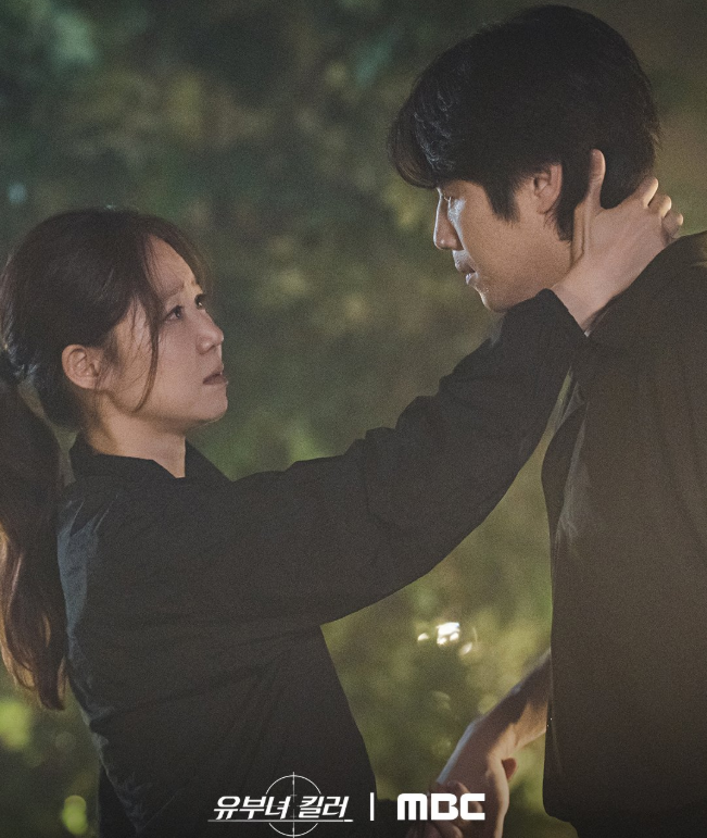 Yu Bo Na nắm lấy Kwon Tae Sung.