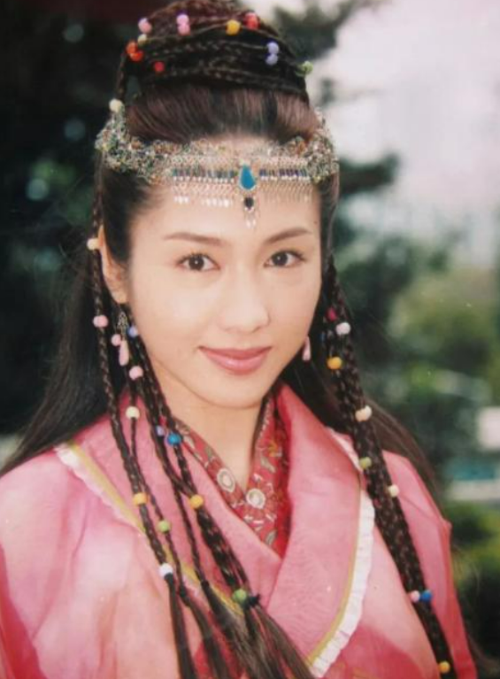 Nếu Lê Mỹ Nhàn mang nét tinh nghịch thì Lê Tư lại gây ấn tượng bằng vẻ đẹp kiêu kỳ và sắc sảo.