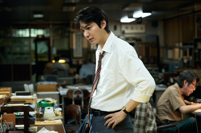 Lee Min Ho vào vai Young Il, một phóng viên trẻ của tờ Dongsung Ilbo.