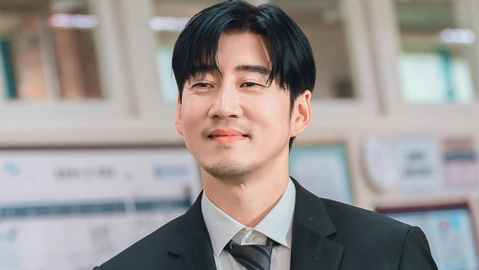 Kin And Sin quy tụ dàn diễn viên gồm Han Suk Kyu, Yoon Kye Sang, Chu Ja Hyun, Yoo Jae Myung, Kim Jong Soo và Go Du Shim, thuộc dòng noir với câu chuyện xoay quanh cuộc tranh giành quyền lực giữa ba gia tộc lớn trên đảo Jeju. Ba họ Bu, Yang và Go cùng hướng đến mục tiêu giành quyền bá chủ, trong khi mối quan hệ họ hàng vốn được xem là sợi dây liên kết giữa các gia đình lại trở thành một phần của những toan tính quyền lực. Tên phim gắn với khái niệm Gweng-dang trong phương ngữ Jeju, chỉ mối quan hệ họ hàng cùng tham gia các nghi lễ cúng bái. Kin And Sin đã đóng máy vào tháng 6/2026 và theo thông tin được cung cấp, phim dự kiến ra mắt vào tháng 3/2027 trên Netflix.