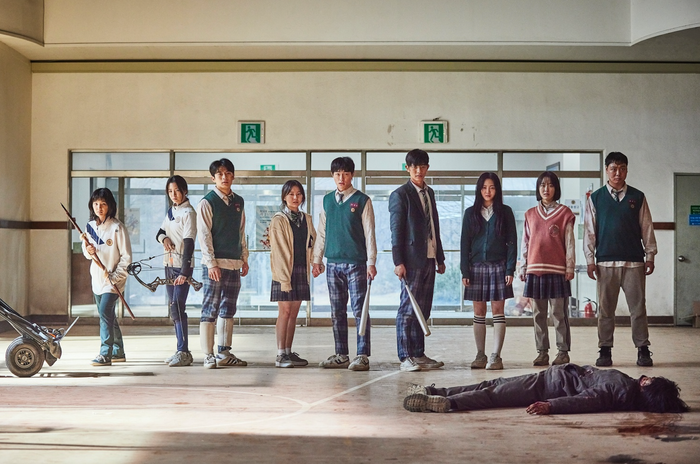 All of Us Are Dead 2 (Ngôi Trường Xác Sống 2) là một trong những dự án được mong đợi nhất khi trở lại với Park Ji Hu, Yoon Chan Young, Cho Yi Hyun và Lomon, cùng một số gương mặt mới như Lee Min Jae, Roh Jae Won. Sau mùa đầu tiên, phần hai sẽ không tiếp tục hoàn toàn theo hướng của webtoon gốc mà được đội ngũ sản xuất phát triển thành câu chuyện riêng, đồng thời mở rộng thế giới của những người sống sót và zombie. Đáng chú ý, trọng tâm được chuyển sang góc nhìn của zombie và hambie (bán thây ma), từ đó khai thác một khía cạnh khác của cuộc chiến sinh tồn. Phim hiện đã bước vào giai đoạn hậu kỳ và đang là một trong những phần tiếp theo được khán giả Netflix chờ đợi.