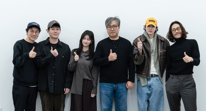 The Dealer là dự án tội phạm xoay quanh thế giới cờ bạc, có sự tham gia của Jung So Min, Lee Soo Hyuk, Ryu Seung Beom và Ryu Kyung Soo, đồng thời được sản xuất bởi Hwang Dong Hyuk, đạo diễn của Squid Game. Jung So Min đóng vai Jung Geon Hwa, một dealer sở hữu kỹ năng xuất sắc nhưng rơi vào tình cảnh khó khăn sau khi mất toàn bộ tiền đặt cọc mua nhà vì một vụ lừa đảo. Để tìm cách xoay xở, cô bước vào một giải đấu Texas Hold'Em ngầm và từ đó phát hiện bản thân có khả năng đặc biệt: nhận biết lời nói dối khi uống rượu. Sự kết hợp giữa cờ bạc, tội phạm và yếu tố siêu nhiên giúp bộ phim tạo ra màu sắc riêng trong loạt dự án Netflix.