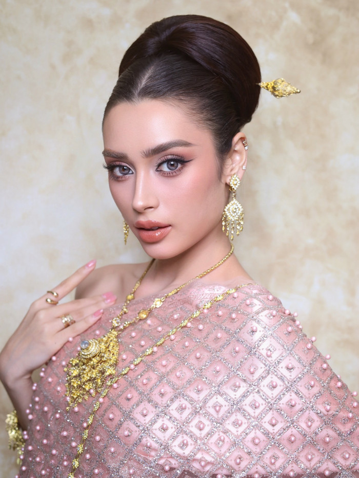Khán giả quốc tế phản ứng tích cực về Emoura Phạm, trông chờ hành trình của cô tại Miss Grand International 2026.