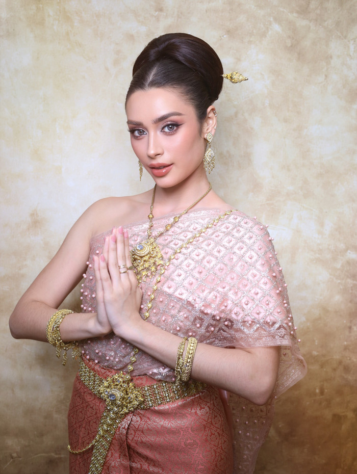 Emoura Phạm diện trang phục truyền thống của Thái Lan trước thềm Miss Grand International 2026 chính thức diễn ra.&nbsp;