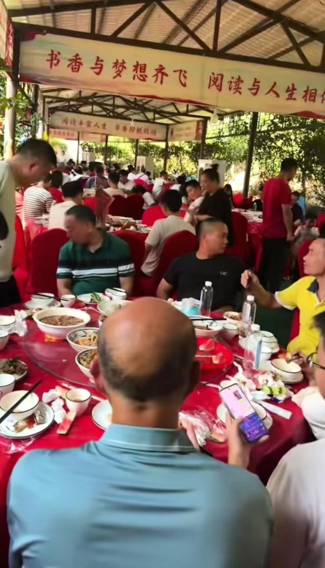 Trường đại học bày hơn 600 bàn tiệc, đãi miễn phí tân sinh viên và phụ huynh Ảnh 1