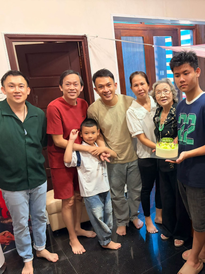Ca sĩ Dương Triệu Vũ chia sẻ khoảnh khắc gia đình quây quần mừng sinh nhật mẹ, trong đó có sự xuất hiện của NSƯT Hoài Linh.
