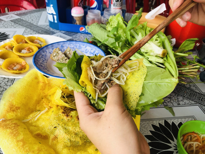Ăn bánh xèo ở quê Hồ Văn Cường mới thấy, điều thú vị không nằm ở chiếc bánh mà ở rổ rau ăn kèm Ảnh 4