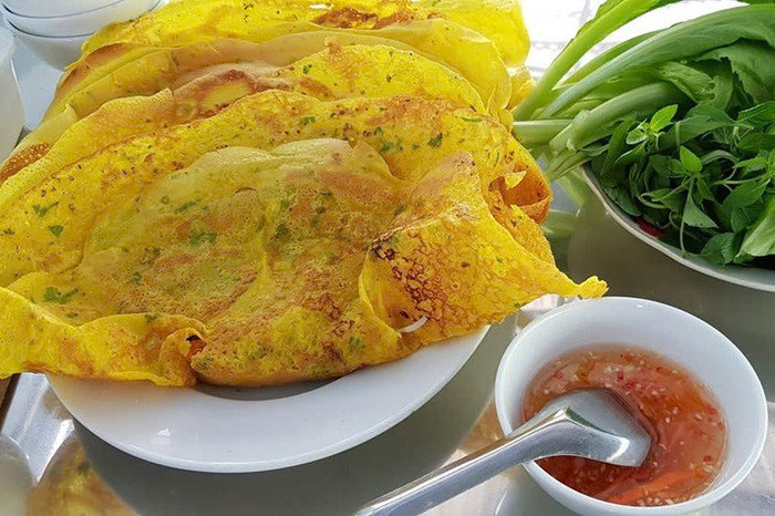 Ăn bánh xèo ở quê Hồ Văn Cường mới thấy, điều thú vị không nằm ở chiếc bánh mà ở rổ rau ăn kèm Ảnh 3
