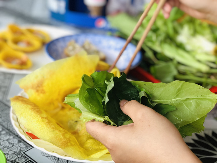 Ăn bánh xèo ở quê Hồ Văn Cường mới thấy, điều thú vị không nằm ở chiếc bánh mà ở rổ rau ăn kèm Ảnh 5