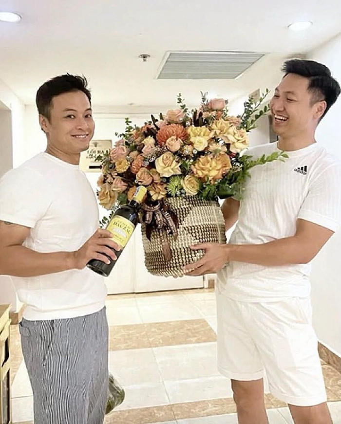 Tình bạn thân thiết của Hồng Đăng và Mạnh Trường được duy trì sau nhiều năm hoạt động nghệ thuật. Ảnh: FBNV
