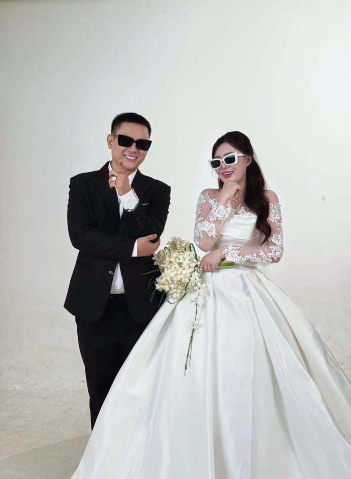 Hoài Lâm chụp ảnh cưới cùng một cô gái khiến mạng xã hội xôn xao.