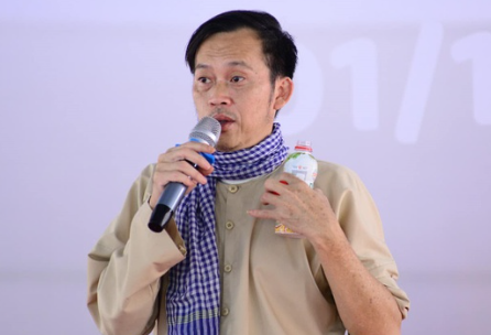 NSƯT Hoài Linh tiếp tục gắn bó với sân khấu ở tuổi U60, nơi nam nghệ sĩ tìm thấy niềm vui và tình yêu với nghề.