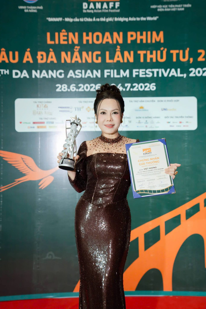 Việt Hương vẫn miệt mài làm nghề ở tuổi 50. Ảnh: FBNV