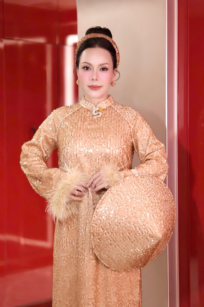Việt Hương có hành trình gần 30 năm gắn bó với nghệ thuật. Ảnh: FBNV