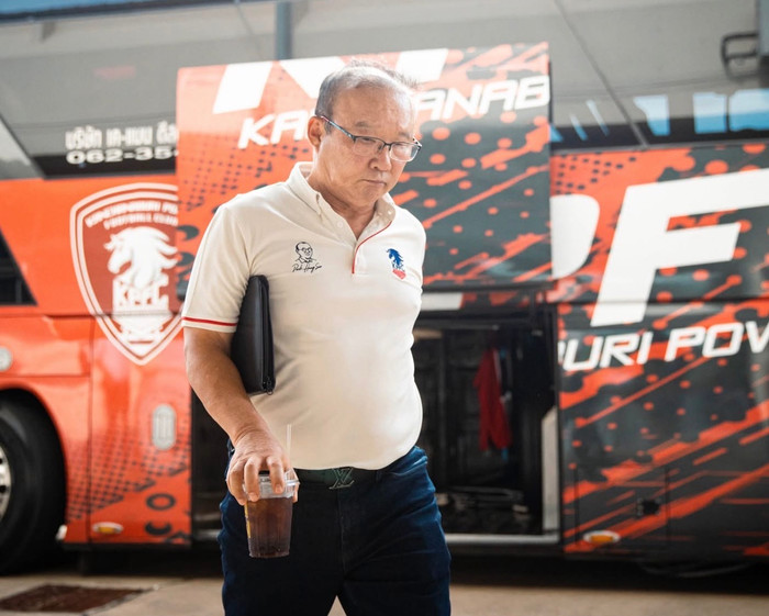 HLV Park Hang Seo đã không thể có niềm vui trọn vẹn trong ngày ra mắt sân nhà tại Thái Lan. Ảnh: Kanchanaburi Power FC