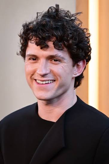Tom Holland vượt Zoe Saldaña, trở thành diễn viên có tổng doanh thu phòng vé cao nhất.