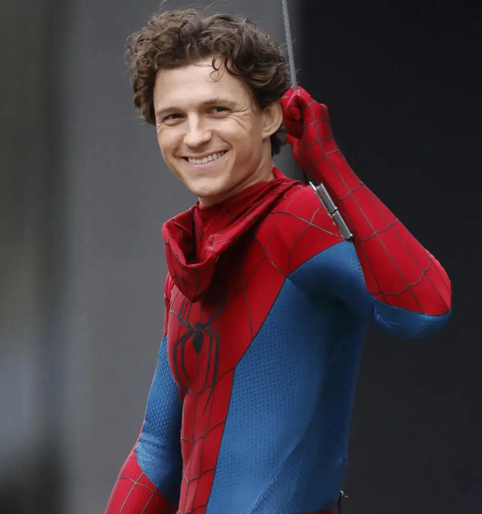 Tom Holland trở thành diễn viên có tổng doanh thu phòng vé cao nhất lịch sử.