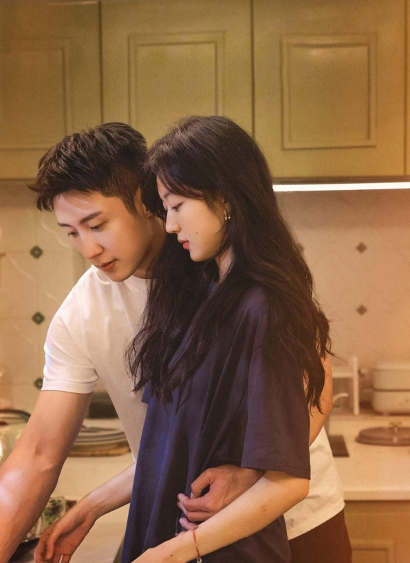 Đông Chí tiếp tục giữ vị trí đáng chú ý với sự tham gia của Hoàng Cảnh Du và Tôn Thiên. Tác phẩm kết hợp giữa tình cảm, trinh thám và yếu tố bí ẩn. Giang Thành và Lục Diễm từng có một mối quan hệ nhưng đã đường ai nấy đi. Nhiều năm sau, họ bất ngờ gặp lại và cùng bị cuốn vào một vụ án. Quá trình điều tra khiến những bí mật trong quá khứ từng bước được hé lộ, đồng thời đưa hai người trở lại gần nhau.
