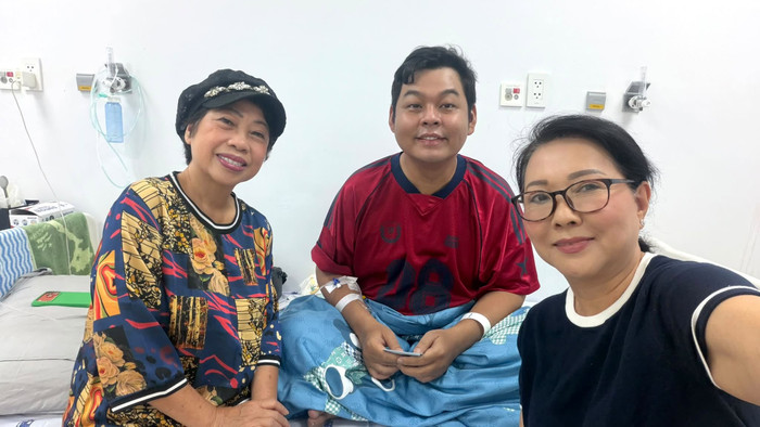 Tháng 7 vừa qua, nghệ sĩ Phi Phụng và Phương Dung vào bệnh viện thăm Bảo Bảo.