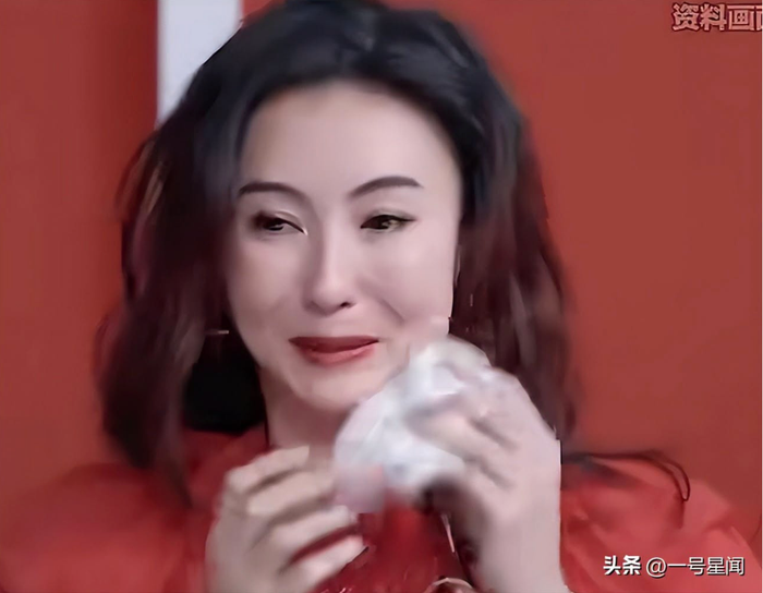 Gương mặt Trương Bá Chi bị nghi lạm dụng 'dao kéo'. Ảnh: Weibo