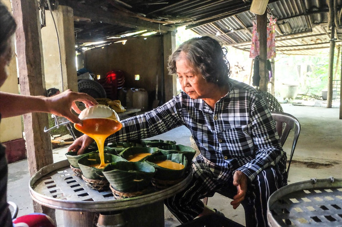 Người dân làm bánh tổ. Ảnh: báo Lao Động